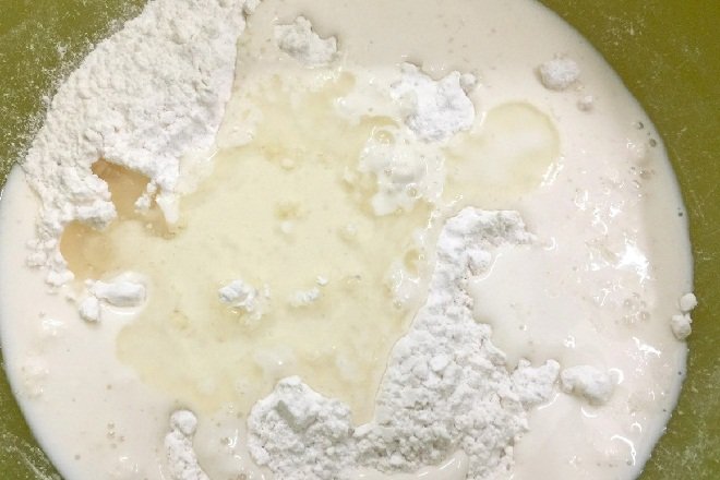 Đun chảy hỗn hợp sữa với bột bánh bao