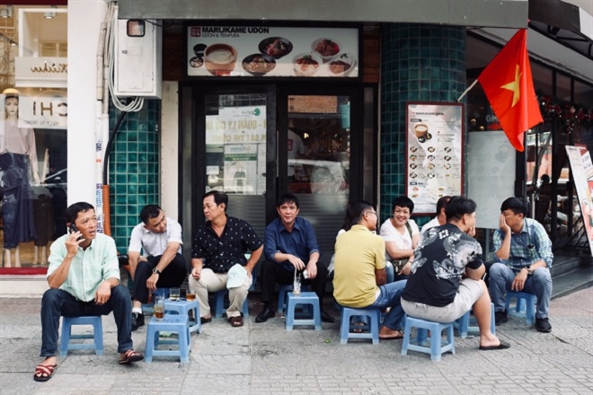 Cà phê vỉa hè góc đường Lê Thánh Tôn cũng được xem là quán cà phê đẹp ở Sài Gòn.