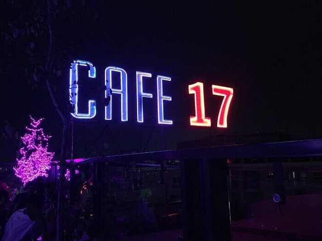 Cafe 17, tiệm cà phê sân thượng ngắm máy bay đẹp ở Sài Gòn