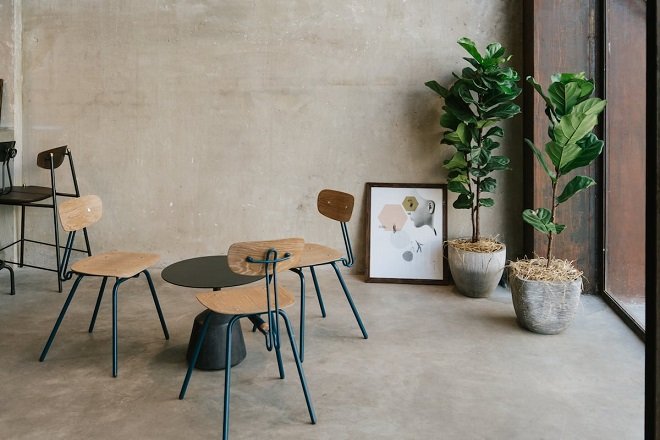 Bộ bàn ghế, cây xanh, và bức tranh nhỏ được trang trí tại quán cà phê đẹp nhất sài Gòn   Cheese Coffee