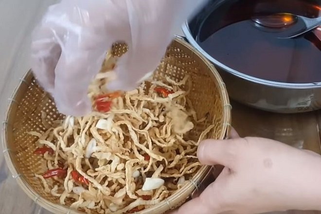 trộn củ cải trắng phơi khô với tỏi ớt