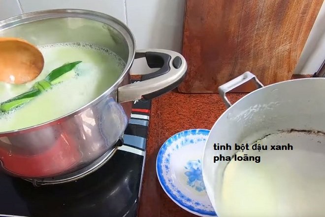 hòa tan tinh bột nước cốt đậu xanh nấu sữa sánh mịn
