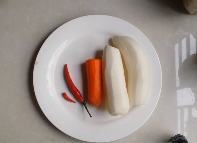 nguyên liệu củ cải trắng với cà rốt gọt sẵn và ớt tươi