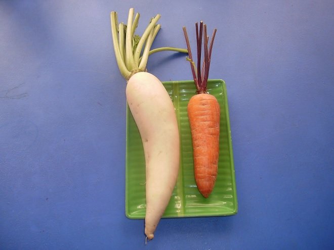sự xuất hiện của cà rốt tạo màu cho món dưa bớt đơn điệu