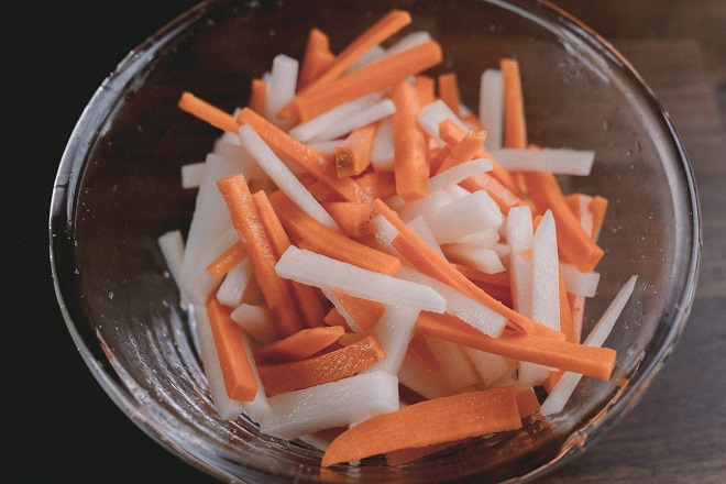 củ cải, cà rốt thái sợi đã rửa sạch nước muối