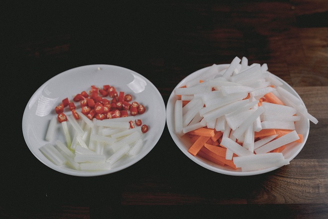 thái sợi củ cải trắng, cà rốt và cắt khoanh ớt tươi, cần tây
