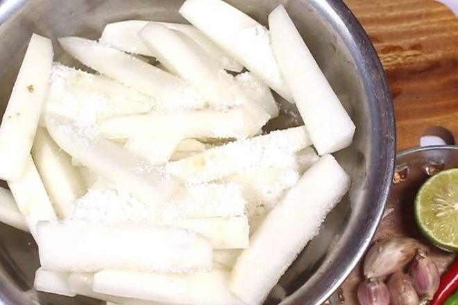 ướp củ cải trắng thái khúc dài với muối