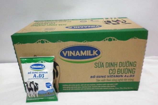 thùng và bịch sữa tươi có đường vinamilk