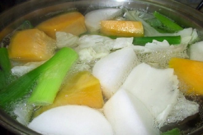 Nấu các loại rau để lọc lấy nước ngọt.