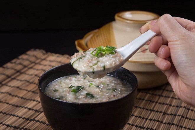Dùng thìa múc cháo thịt bằm