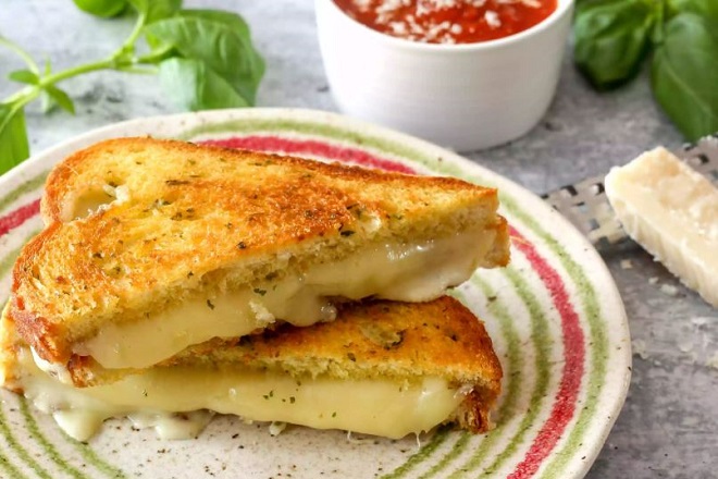 bánh mì sanwich kẹp sốt bơ tỏi phô mai nướng bằng chảo