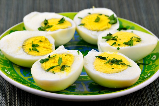 dĩa trứng luộc bổ sung kẽm giúp cơ thể tăng miễn dịch