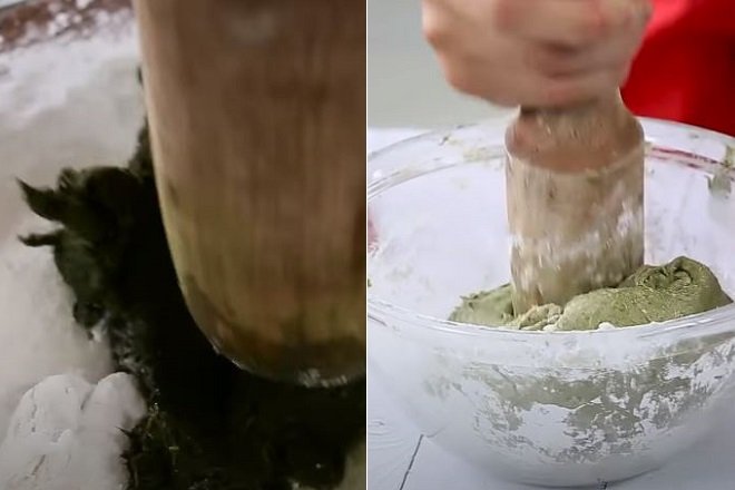 Dùng cây cán để nhào bột nếp trộn với ngải cứu để tạo thành vỏ bánh chắc.
