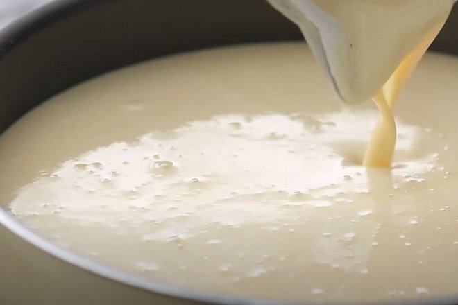 rót hỗn hợp kem cheese sữa đặc khuôn bánh flan