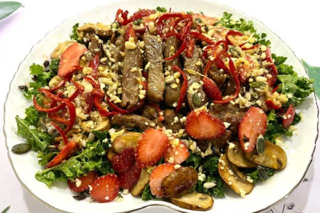 Salad thịt bò nướng với cải xoăn và dâu tây với sốt ô liu chua ngọt