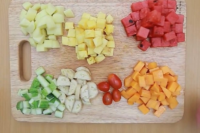 Nguyên liệu trái cây và dưa chuột, cà chua bi, hình khối