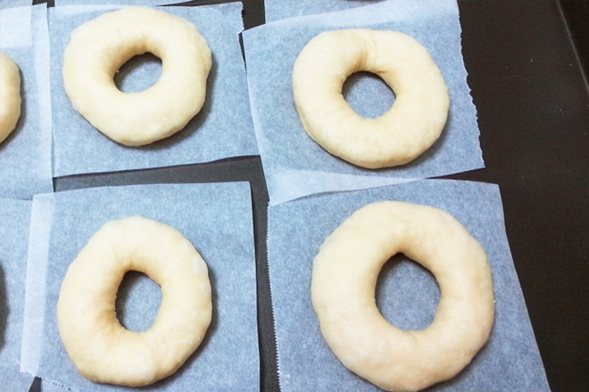 Nặn bột thành các hình tròn cho bánh rán