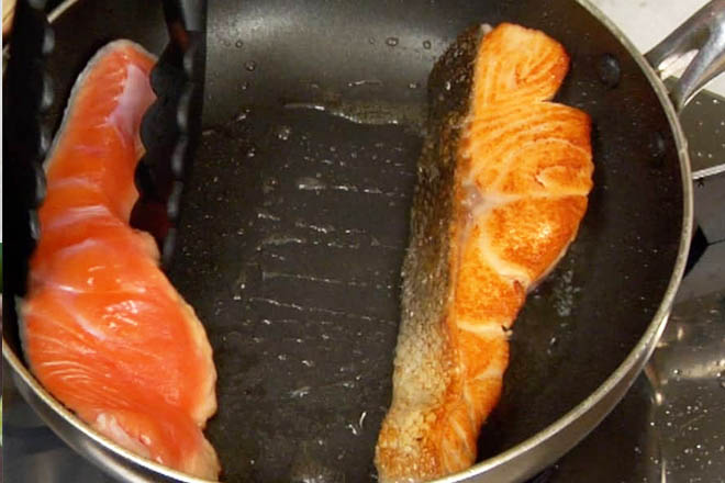 Áp chảo cá hồi chế biến món ngon cho bé ăn cơm
