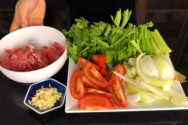 Cách xào thịt bò với cần tây mềm ngon đơn giản giảm cân tại nhà