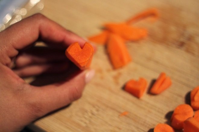 cách tỉa cà rốt hình trái tim