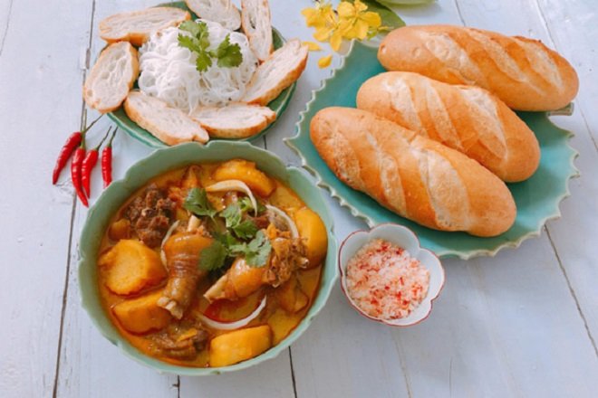 Hoàn thành món cà ri gà kiểu Thái