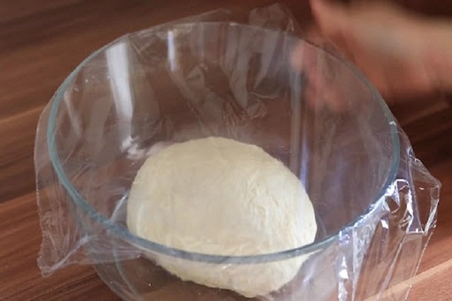 Dùng màng klang bọc bột lại để tạo độ xốp cho bánh.