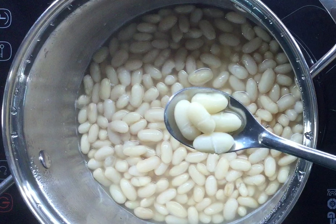 Nấu đậu trắng với đường