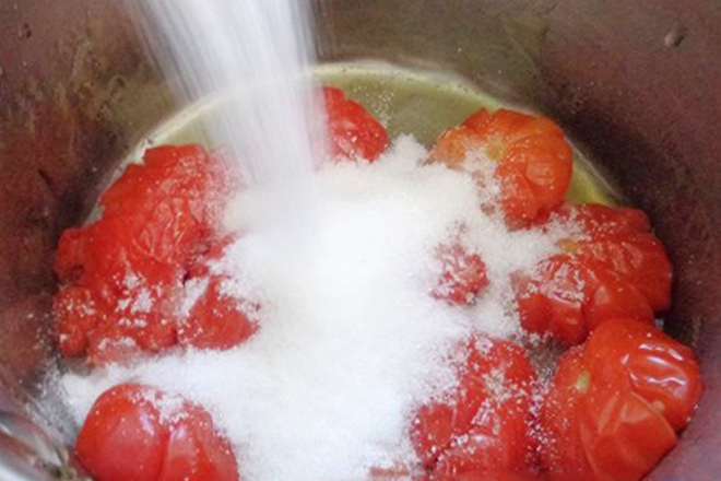 Trộn cà chua bi với đường