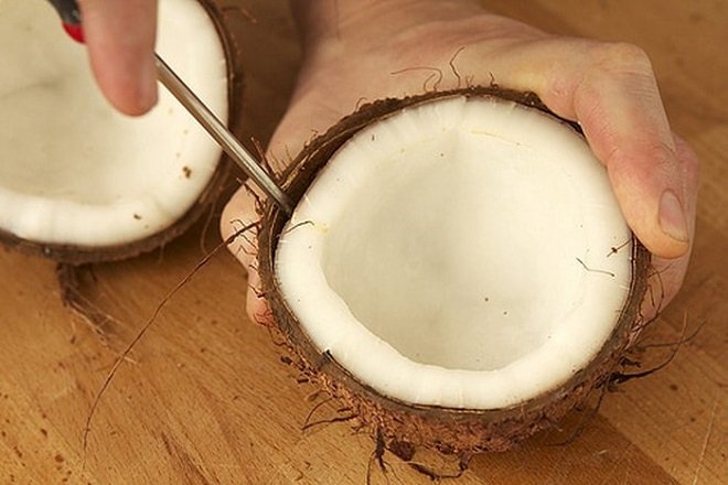 Dùng muỗng hoặc vật nhọn tách lấy cơm dừa. 