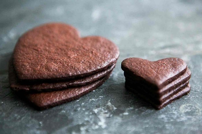 Cách làm bánh quy socola chip hình trái tim