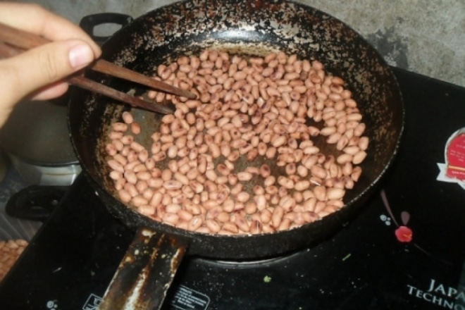 Cách làm đậu phộng rang tỏi ớt khô ráo giòn ngon tại nhà