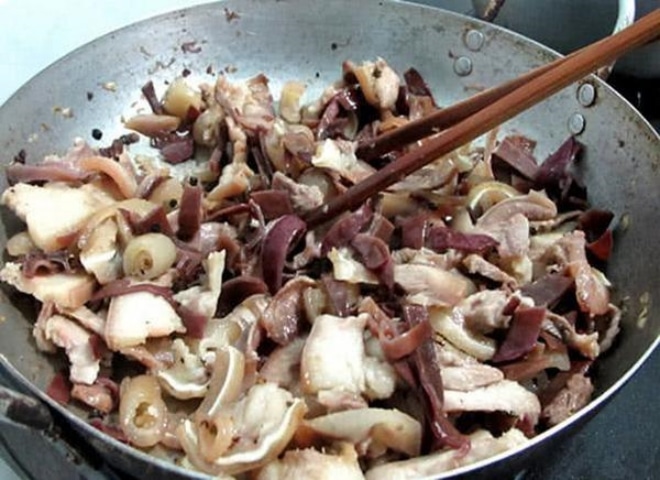 Cho thịt và nấm vào xào để làm tai heo